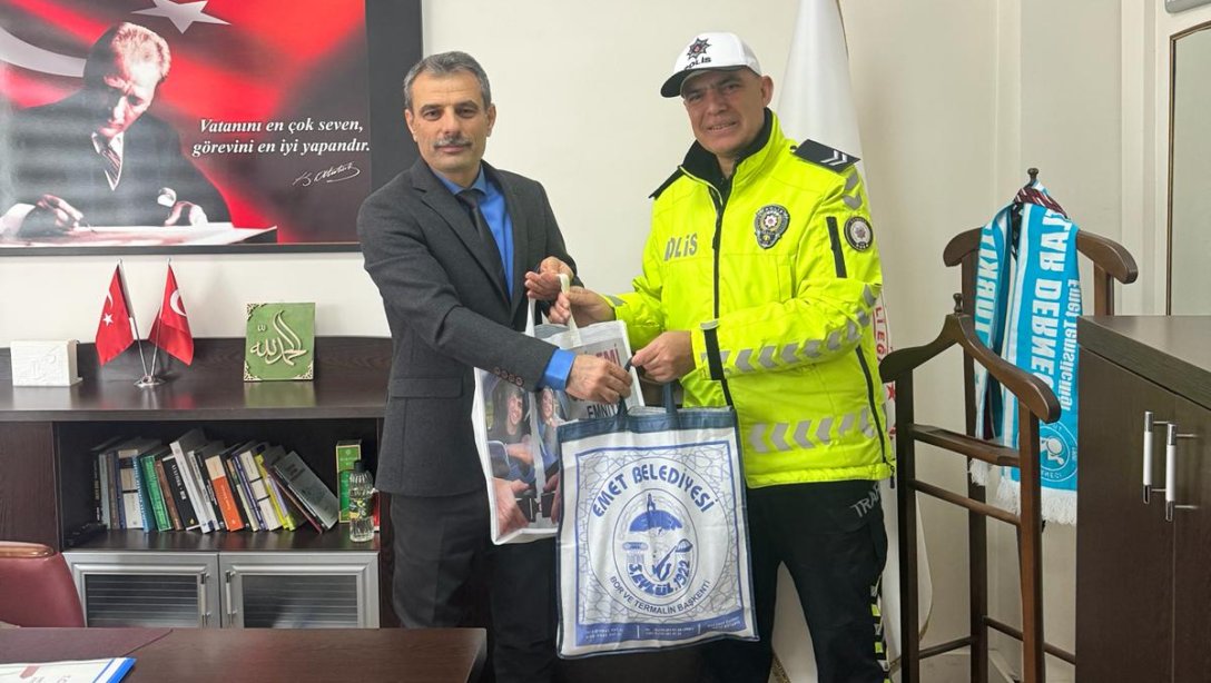 Kıdemli Başpolis Trafik Eğitimcisi Ahmet KAHRAMAN, İlçe Milli Eğitim Müdürü Bilal ŞEN'e ziyarette bulundu. 