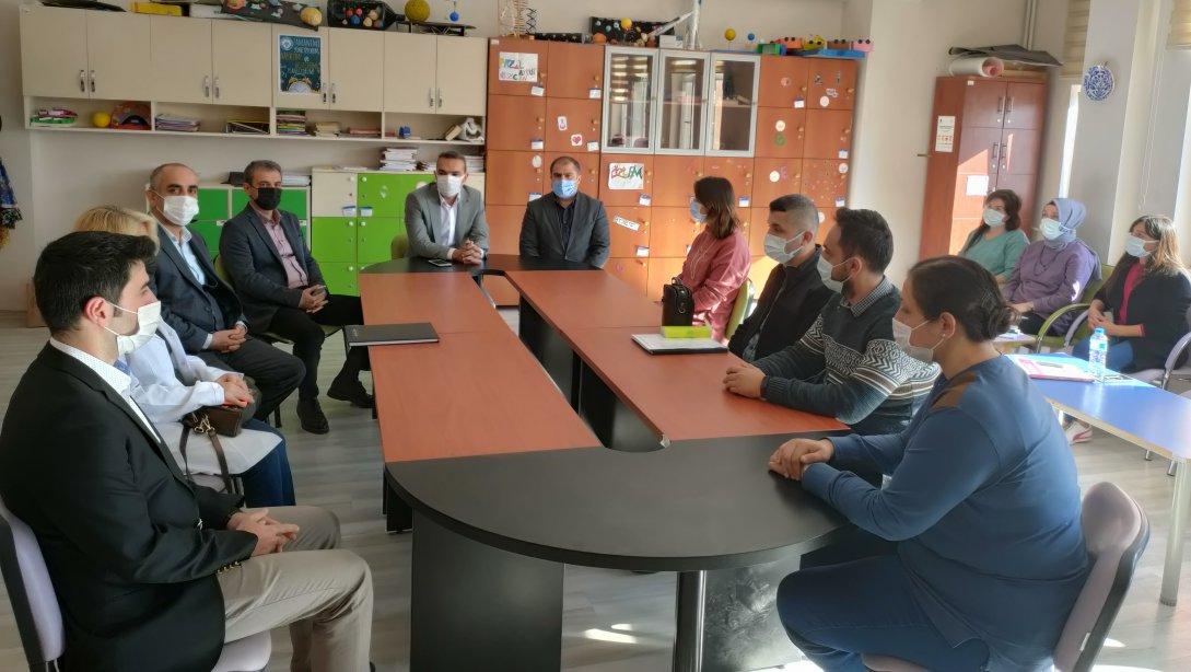 Kaymakamımız Sn. Hasan ÇİÇEK İlçe Milli Eğitim Müdürümüz Bilal ŞEN ile birlikte Ashaboğlu Ortaokulumuzu ziyaret etti