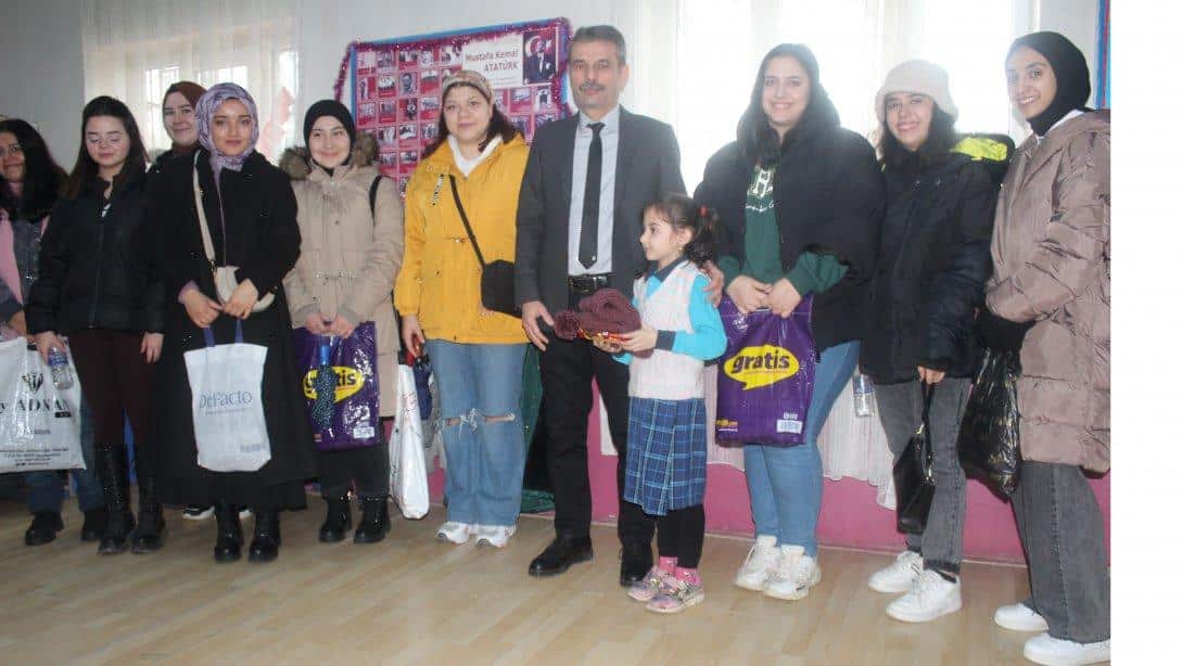 İlçe Milli Eğitim Müdürümüz Bilal ŞEN Halk Eğitim Merkezi Müdürlüğü kursiyerleri tarafından üretilen ürünlerin öğrencilere hediye edilmesi programına katıldı
