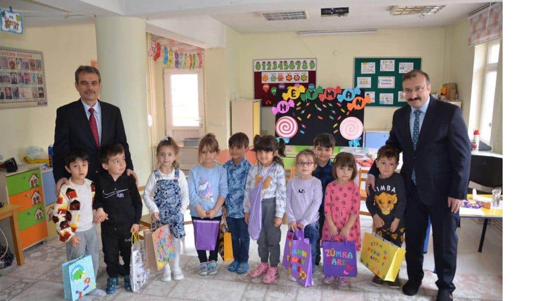 İlçe Milli Eğitim Müdürümüz Bilal ŞEN Belediye Başkanımız Hüseyin DOĞAN ile Birlikte Okullarımızdaki Çocukların Heyman'ını Kutladı 