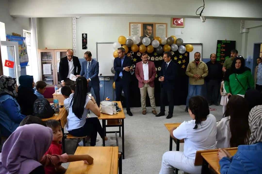 Gazi Emet İlkokulu'nda Karne Heyecanı