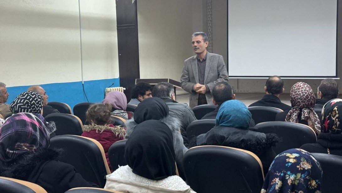 İlçe Mili Eğitim Müdürü Bilal ŞEN, Gazi Emet Anadolu Lisesi veli toplantısını ziyaret etti
