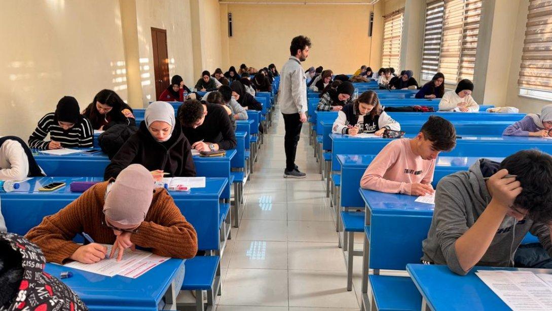 Aralık Ayı 3. İlçe geneli TYT deneme sınavı Emet Meslek Yüksekokulunda gerçekleştirildi. 
