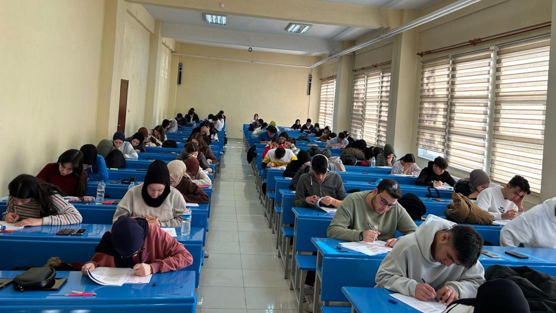  İlçe Geneli 4.TYT Deneme Sınavı Emet Meslek Yüksekokulunda Gerçekleştirildi